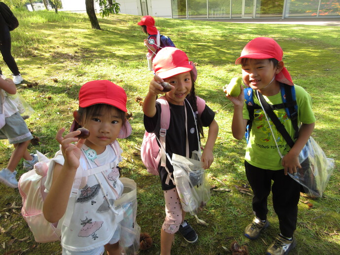 木の遊具で遊ぶ様子