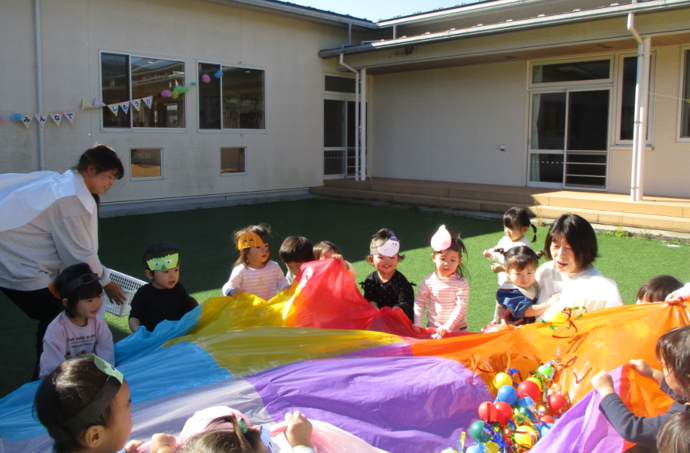 写真:パラバルーン楽しいね!(1歳児)