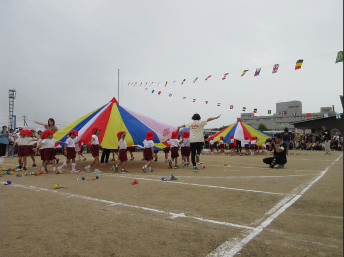 4歳児「それもいいね」のパラバルーンを披露しました。