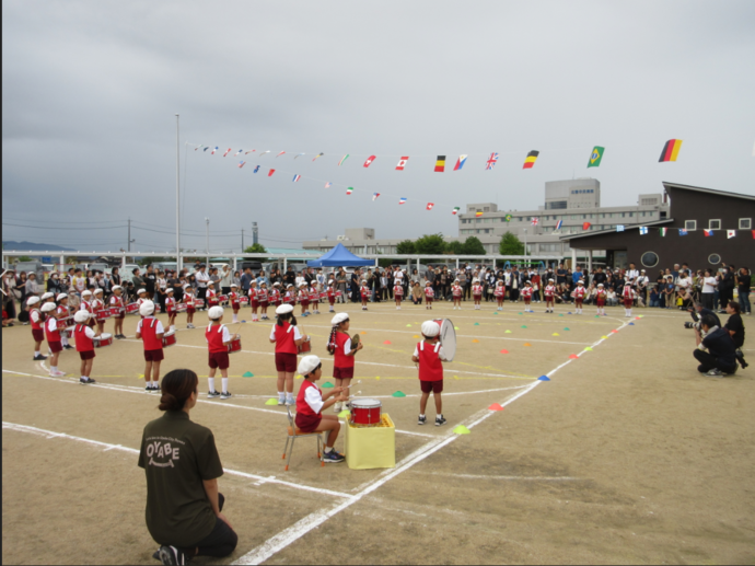 5歳児オープニングで「夢をかなえてドラえもん」のCD鼓隊演奏を披露しました。