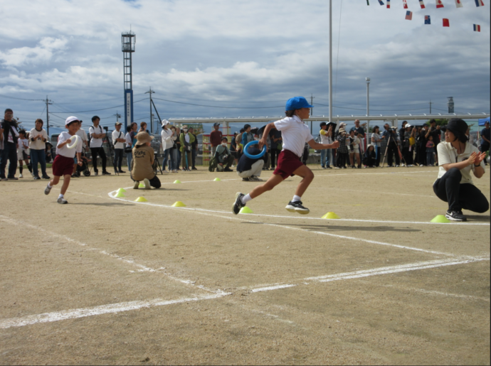 5歳児のリレー。みんなに応援してもらって力いっぱい走ったよ。