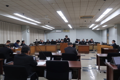 令和7年11月11日総務産業建設委員会の模様