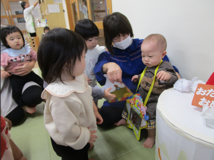 お誕生日のお友達のところに集まってきたよ