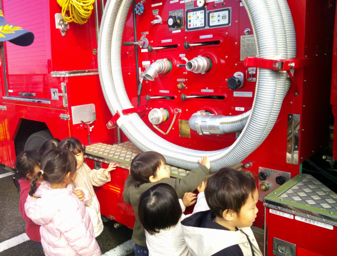 写真：消防車に興味津々！