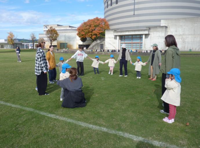 宝物箱回し。音楽が止まったときに宝物箱を持っていた子が好きな遊びや好きな食べ物を答えたよ。
