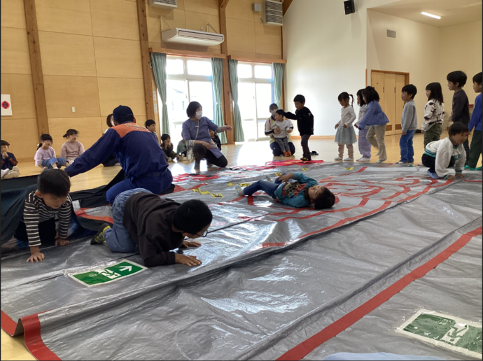 写真：防災シートの体験をしたよ